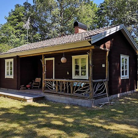 Mysig stuga med öppen spis och uteplats Fröseke Exteriör bild