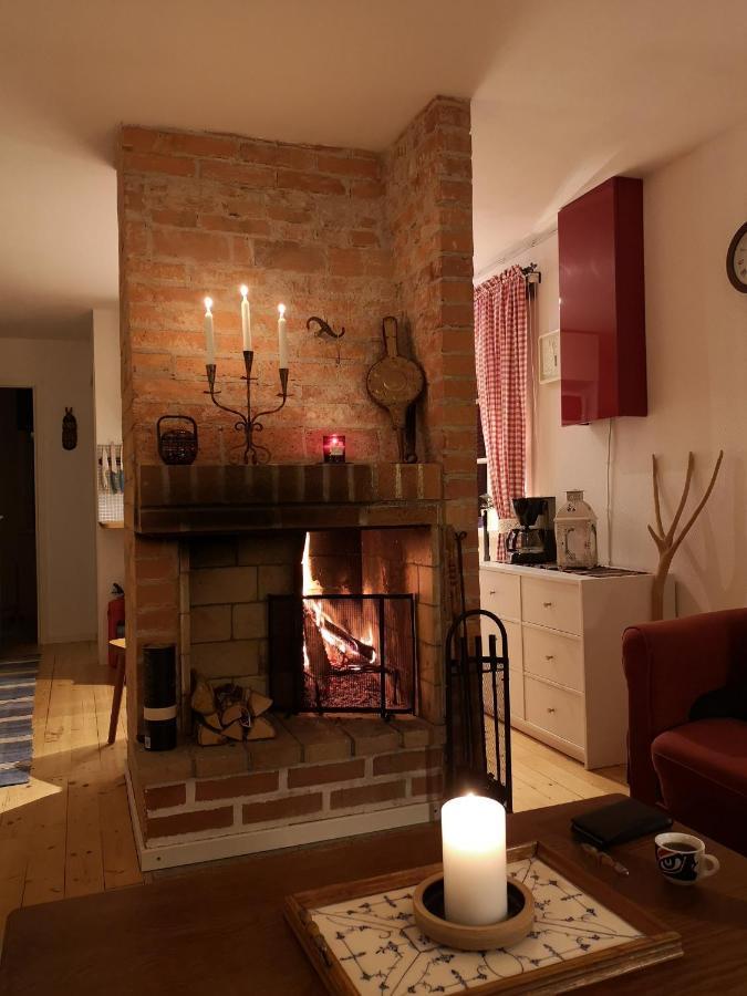 Mysig stuga med öppen spis och uteplats Fröseke Exteriör bild