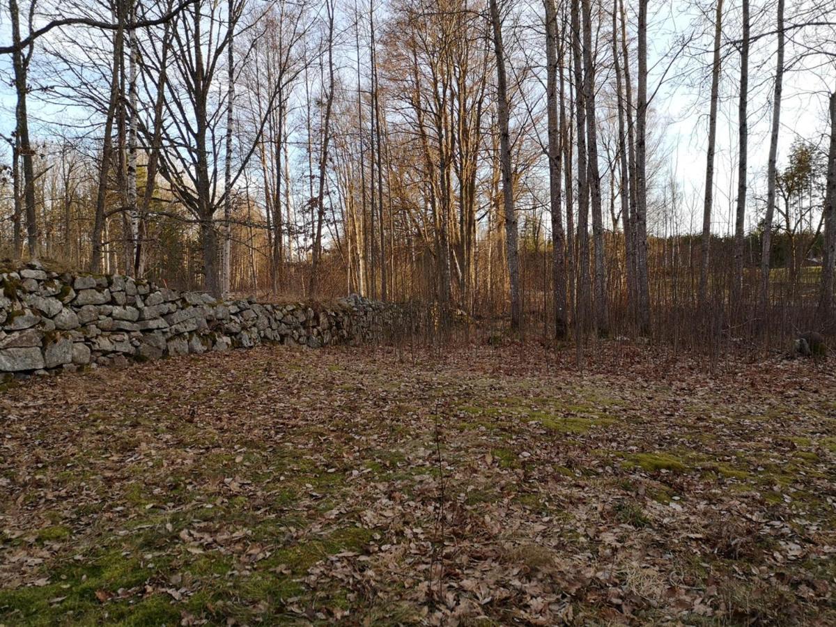 Mysig stuga med öppen spis och uteplats Fröseke Exteriör bild