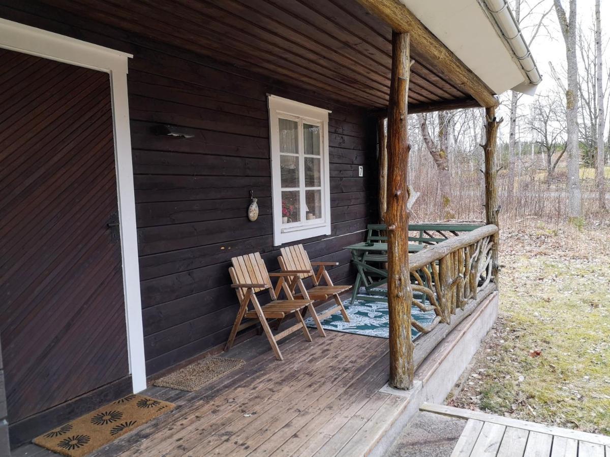 Mysig stuga med öppen spis och uteplats Fröseke Exteriör bild
