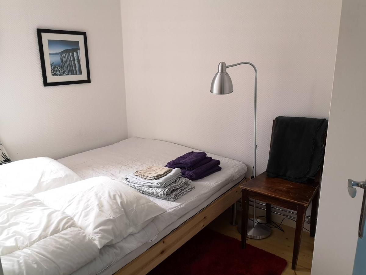 Mysig stuga med öppen spis och uteplats Fröseke Exteriör bild