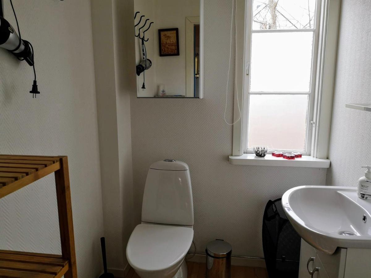 Mysig stuga med öppen spis och uteplats Fröseke Exteriör bild