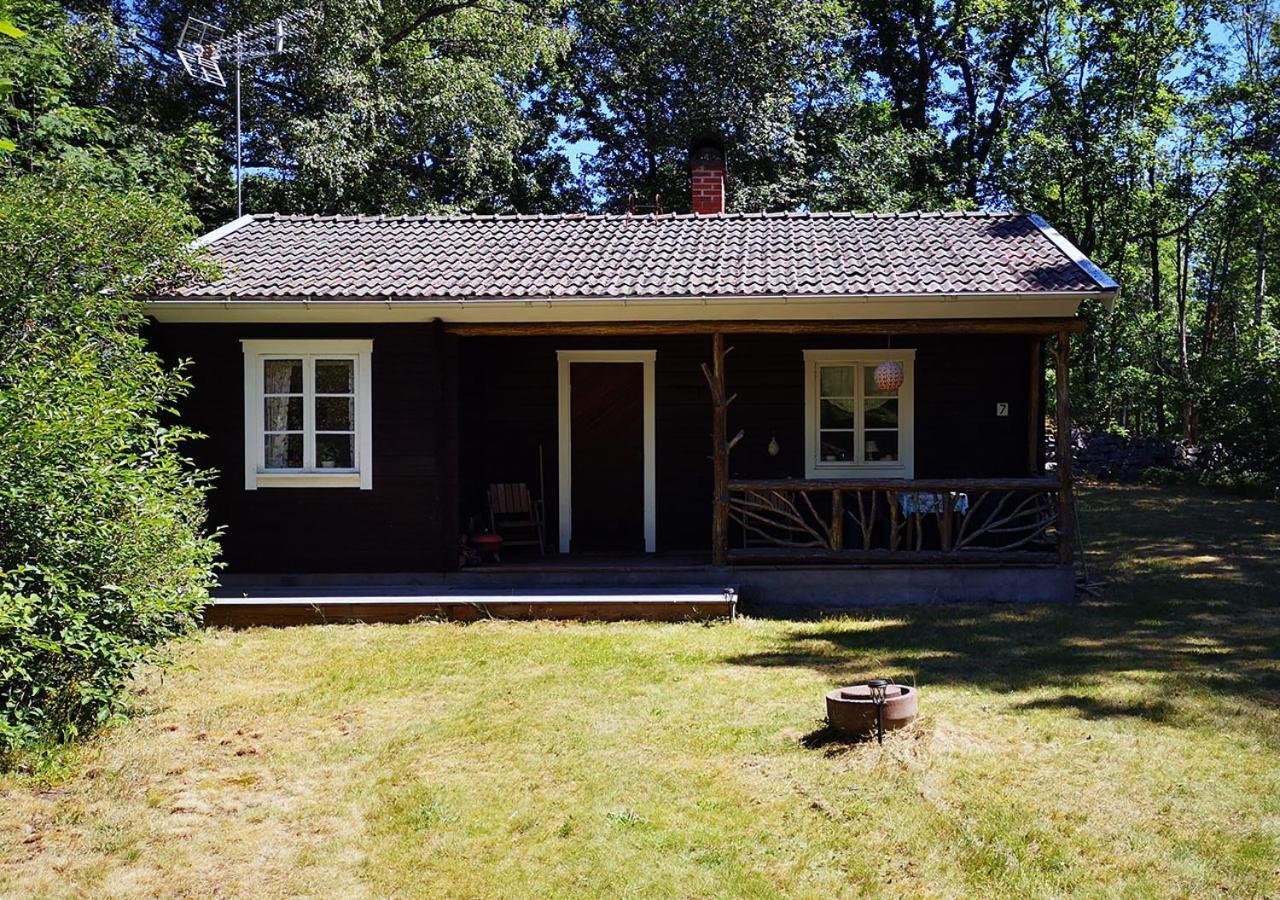 Mysig stuga med öppen spis och uteplats Fröseke Exteriör bild