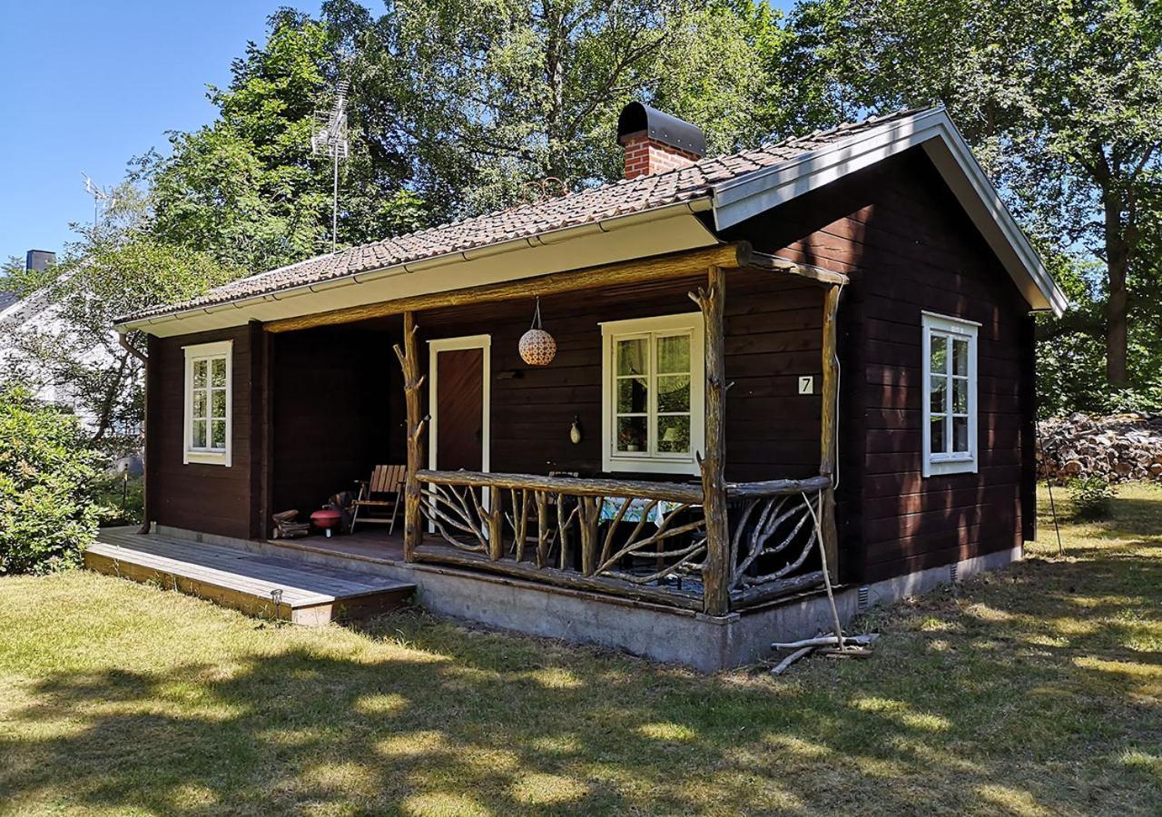 Mysig stuga med öppen spis och uteplats Fröseke Exteriör bild