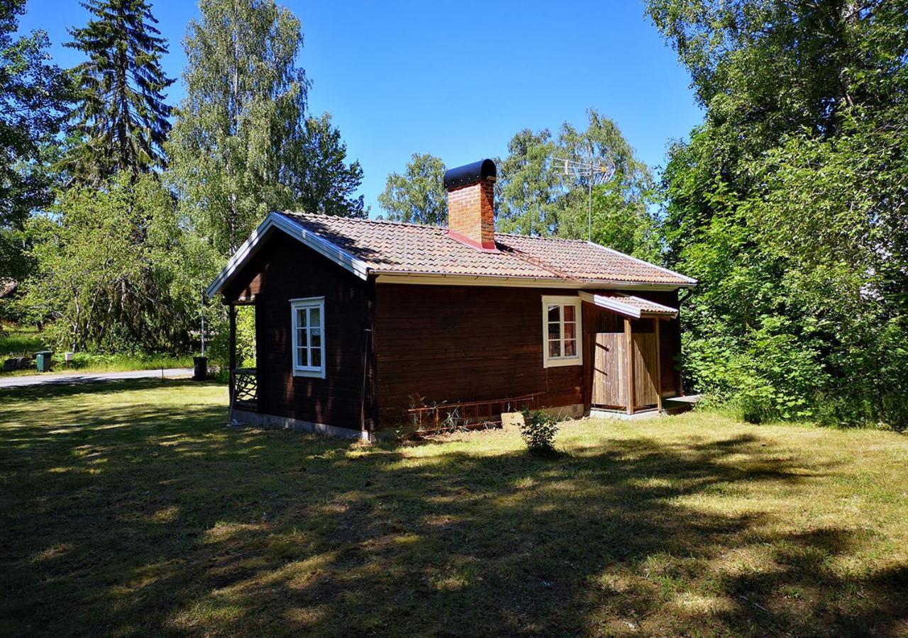 Mysig stuga med öppen spis och uteplats Fröseke Exteriör bild