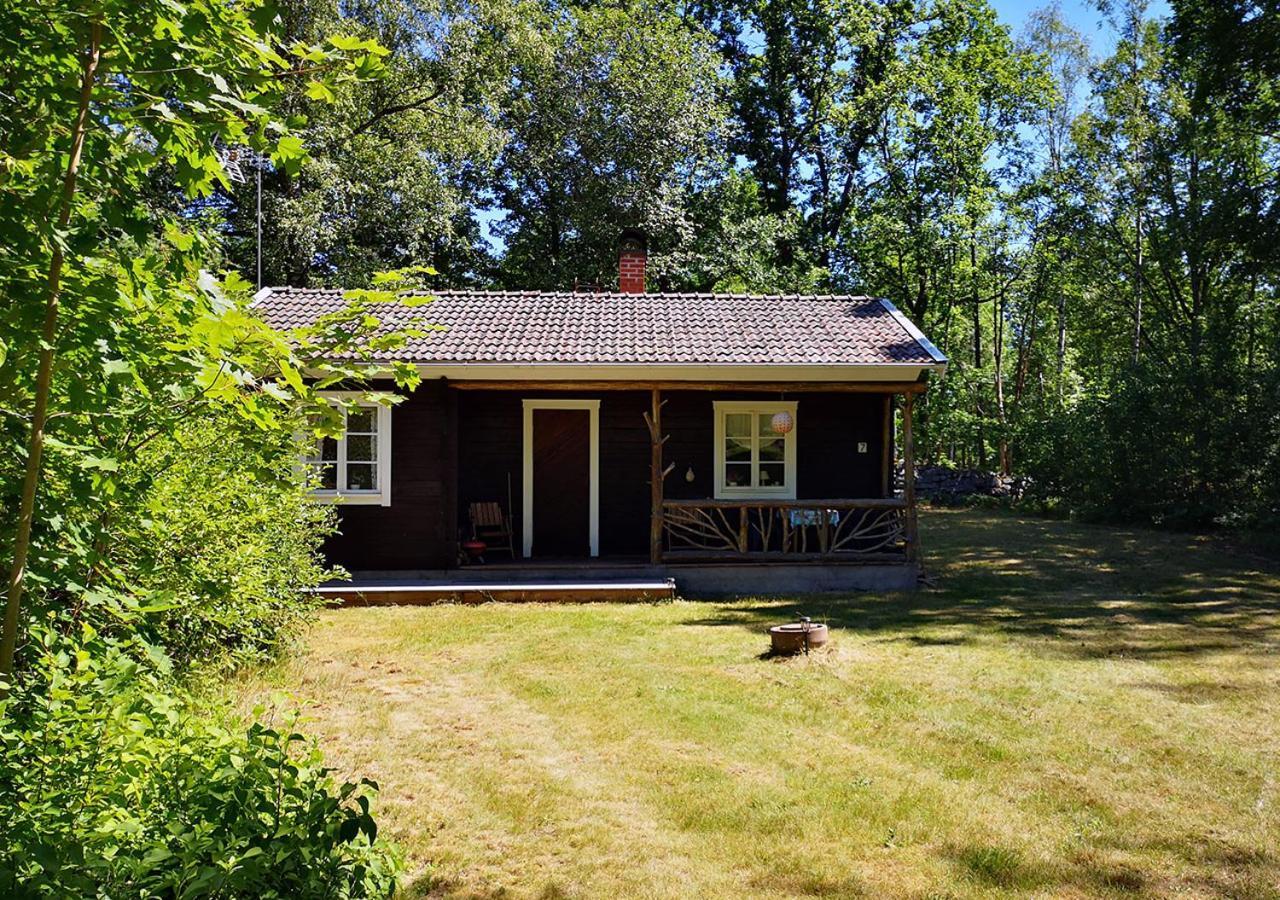 Mysig stuga med öppen spis och uteplats Fröseke Exteriör bild