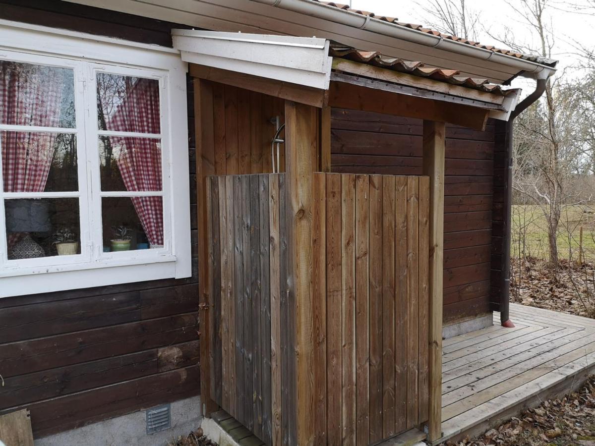 Mysig stuga med öppen spis och uteplats Fröseke Exteriör bild