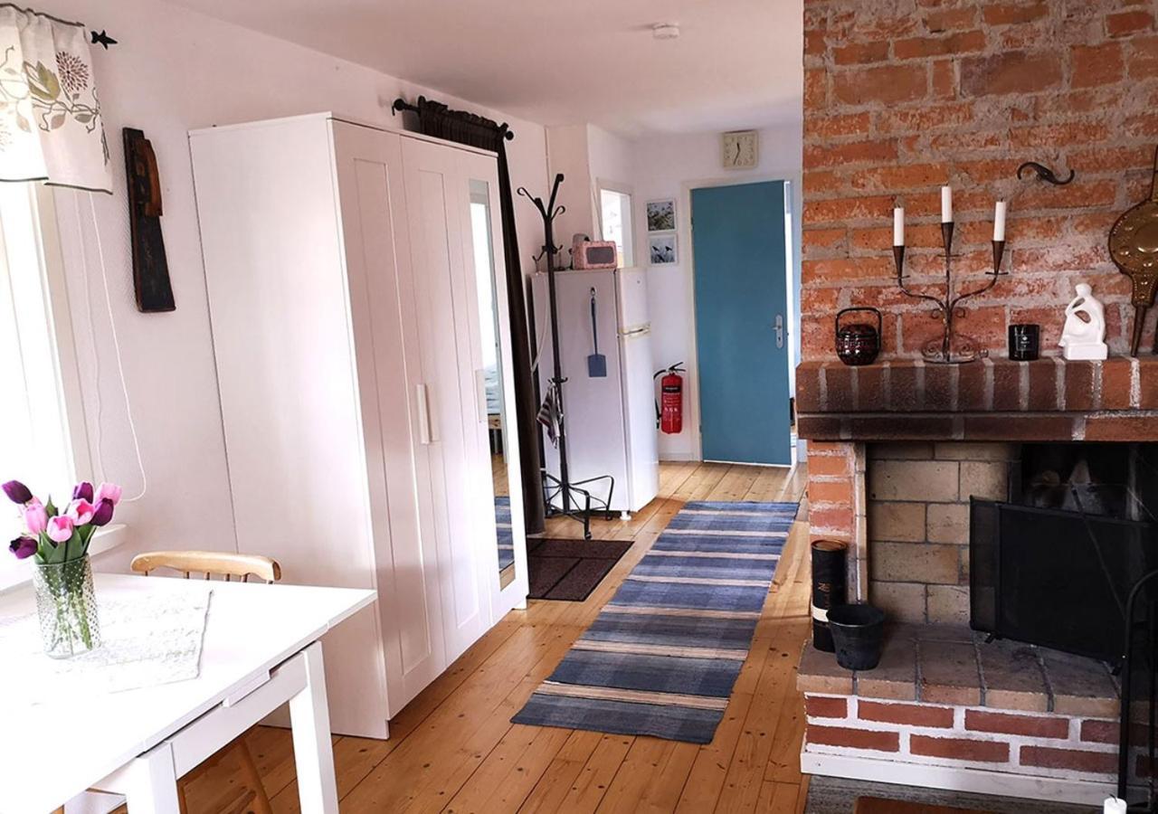 Mysig stuga med öppen spis och uteplats Fröseke Exteriör bild